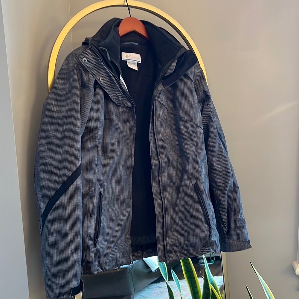 Insulated ski jacket with removable fleece
